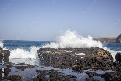 Obraz na płótnie Waves crashing against a rocky shoreline in Gran Canaria. w salonie