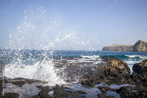 Obraz na płótnie Waves crashing against a rocky shoreline in Gran Canaria. w salonie