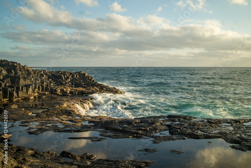 Obraz na płótnie Waves crashing against a rocky shoreline in Gran Canaria. w salonie