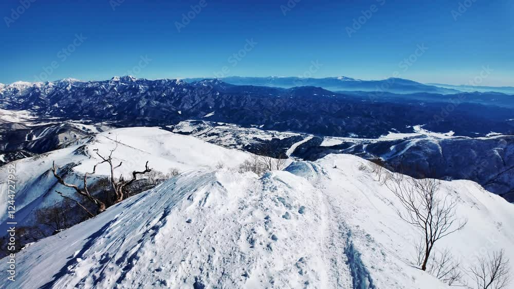 冠雪の北アルプスの唐松岳の八方尾根