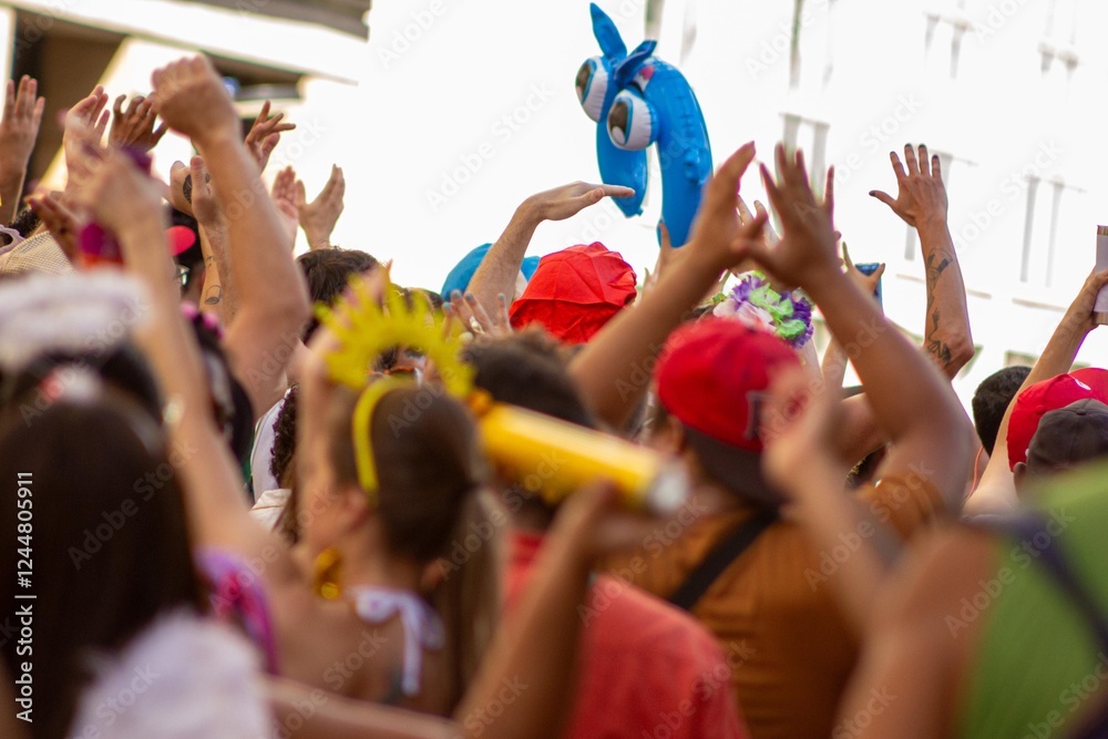 Foliões pulando carnaval de rua nas ruas da cidade de São Paulo. Foliões pulando carnaval de rua nas ruas da cidade de São Paulo.