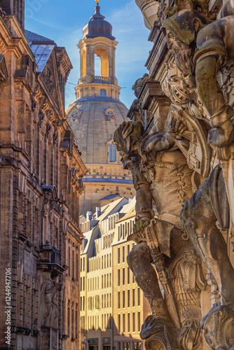 Obraz na płótnie Cityscape - street view with sculptures of gatekeepers on the George Gate of Dresden Castle against the backdrop of the Dresden Frauenkirche, Dresden, Germany w salonie