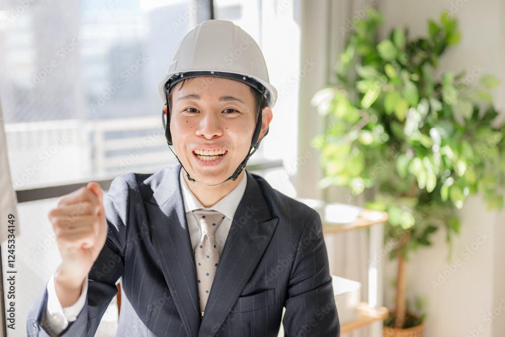 ガッツポーズするヘルメットをした男性 ガッツポーズするヘルメットをした男性