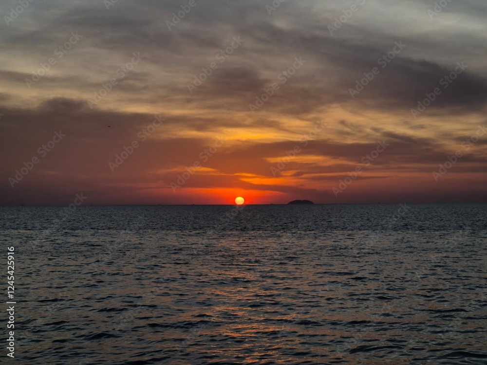 Obraz premium Sunset over the sea