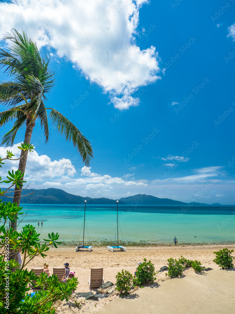 Fototapeta premium Catseye beach on Hamilton Island in the Whitsundays