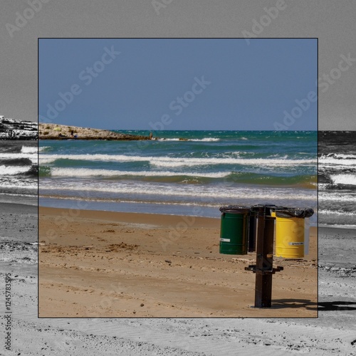 Cornice bianco e nero con foto a colori di spiaggia con cestini immondizia photo