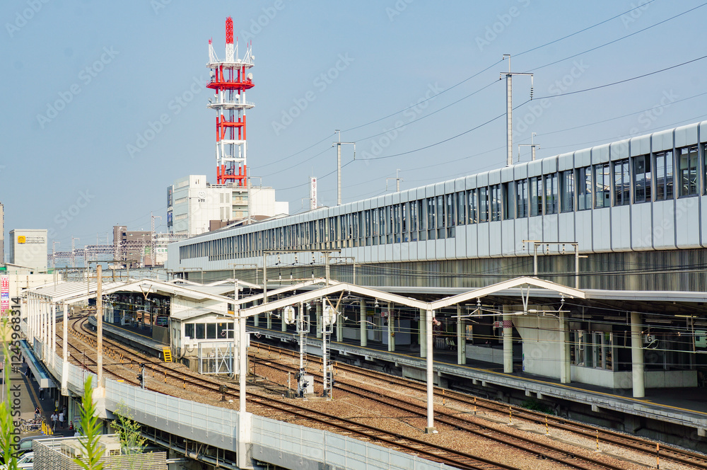 Fototapeta premium 福山駅の鉄道と都市風景