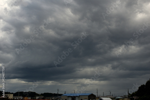 突然、空を覆った黒い雲