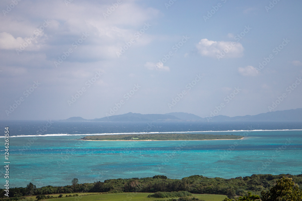 Fototapeta premium 小浜島・大岳山頂から望む嘉弥真島の絶景