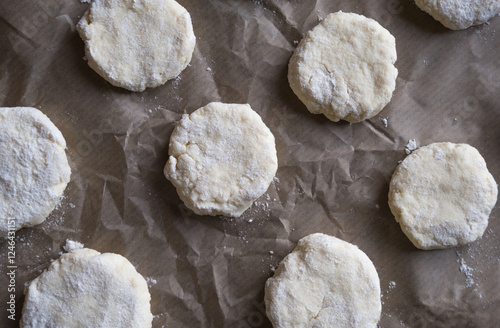 The workpiece for baking cookies on bakery paper is photographed on top.