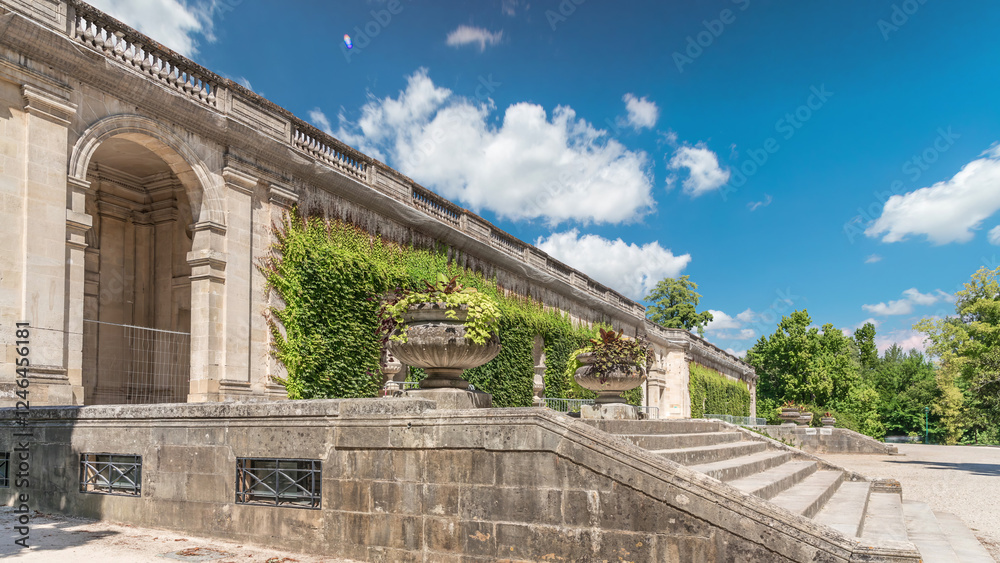 Fototapeta premium Palais du Capitole timelapse hyperlapse in Jardin public de Bordeaux, France