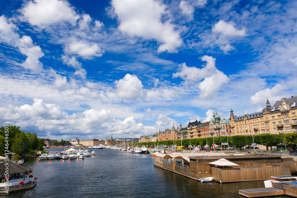 Obraz premium スウェーデン ストックホルムの湖と街並み、ユールゴーデン橋から