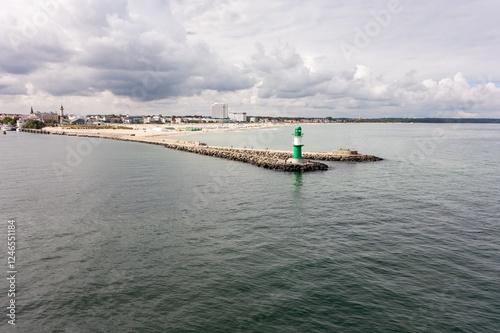 Obraz na płótnie Landscape with famous green lighthouse at Westmole (Molenfeuer Warnemunde) in Rostock w salonie