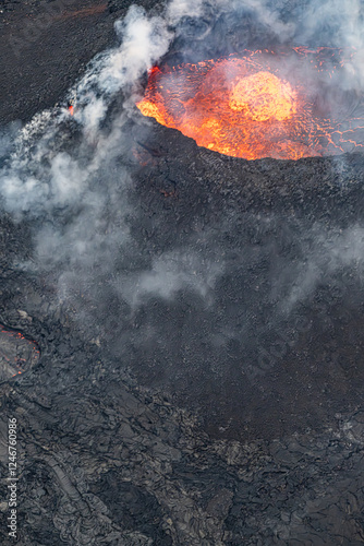 Éruption volcanique en Islande, fusion de lave en fusion et paysages de cendres photo