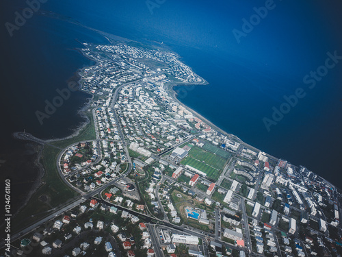 Vue aérienne de la côte sud-ouest de l'Islande, avec un stade en premier plan