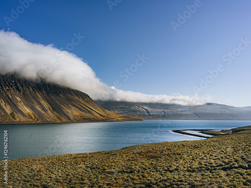 Fjord islandais sous un voile de nuages, entre eau et montagnes