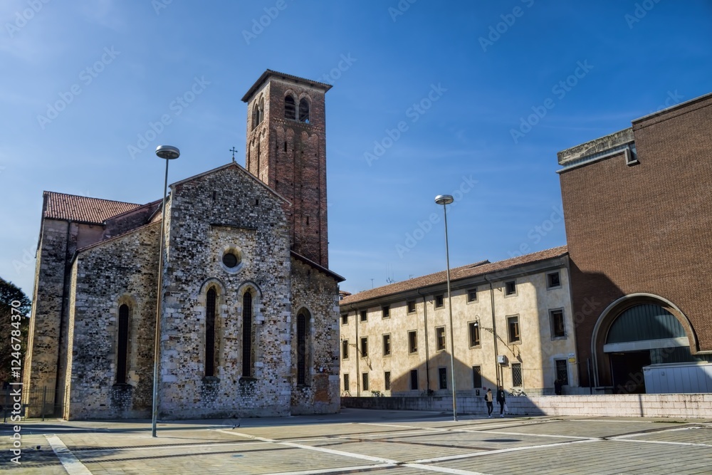 udine, italien - piazza mit dom santa maria annunziata
