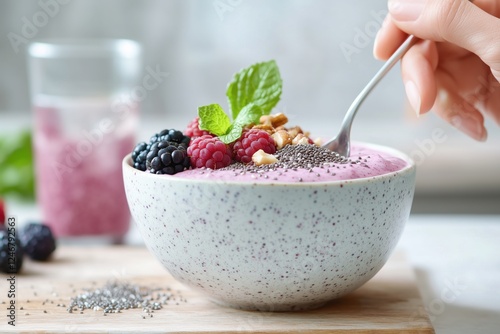 Leckere Smoothie-Bowl mit Beeren, Nüssen und Chiasamen

 photo