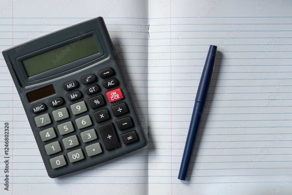 Calculatrice de bureau, cahier, comptabilité, calculs, financement, compte Calculatrice de bureau, cahier, comptabilité, calculs, financement, compte