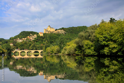 il castello medievale, il borgo e il ponte di Castelnaud la Chapelle in Dordogna, Francia
 photo