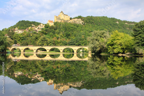 il castello medievale, il borgo e il ponte di Castelnaud la Chapelle in Dordogna, Francia photo