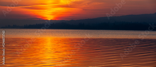 Sonnenuntergang im Abendrot auf der Insel Reichenau im Bodensee in Deutschland