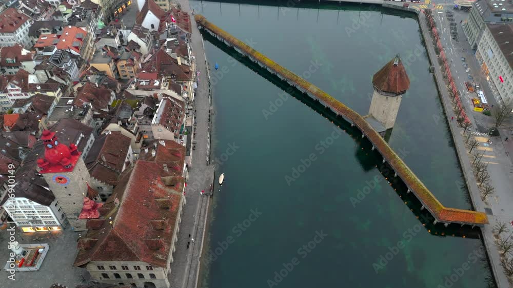 Kapellbruecke und Wasserturm Luzern, Schweiz Luftaufnahme bei nebligem Fruehjahrswetter. Chapel Bridge and Water Tower in Lucerne, Switzerland aerial view in foggy spring weather. Lucernes landmark. 