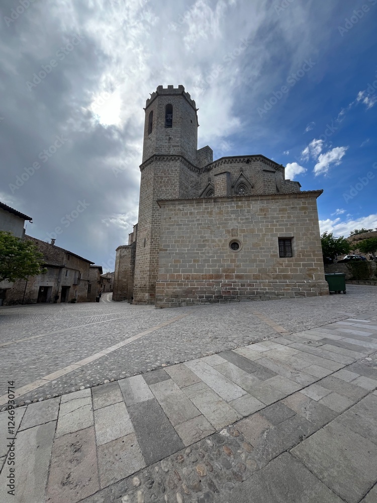 Castillo, calles y edificios de un pueblo del Matarraña, Calaceite o Valderobres Castillo, calles y edificios de un pueblo del Matarraña, Calaceite o Valderobres