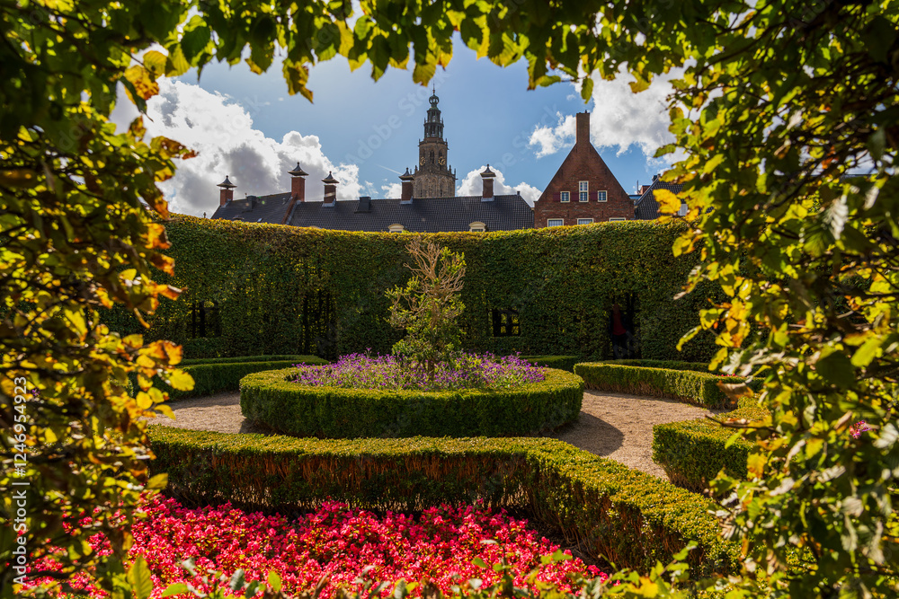 Prinsentuin, Garten in Groningen mit dem Turm der Martinikerk im Hintergrund umrahmt von Blättern