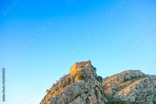 Atardecer brillante y despejado en el castillo de borriol photo