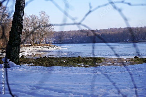 Niezwykły widok na jezioro zimą
