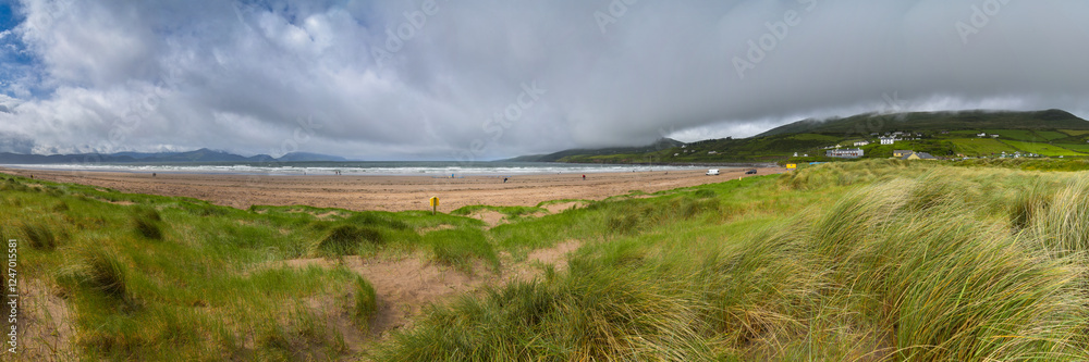 Strand mit Dünen auf der Dingle-Halbinsel in Irland Strand mit Dünen auf der Dingle-Halbinsel in Irland