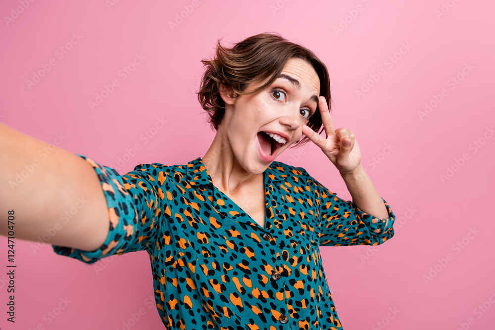 Φωτογραφία Portrait of overjoyed girlish woman with bob hairdo wear print blouse make selfi