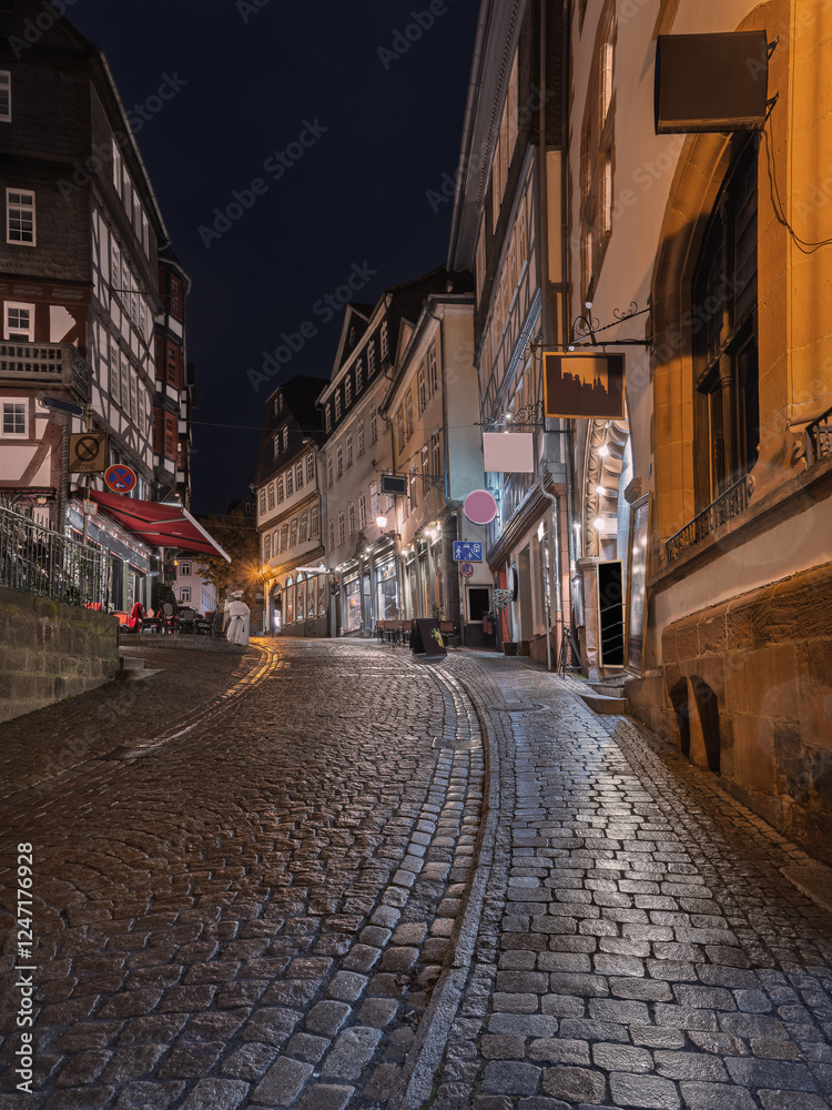Fototapeta premium Abendlicher Straßenbeleuchtung in Marburgs Altstadt, Oberstadt Lichter