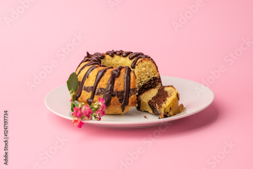 Obraz na płótnie a small marble bundt cake with a piece cut and pink background w salonie