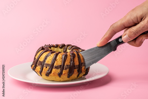 Obraz na płótnie a small marble cake being cut with a knife w salonie