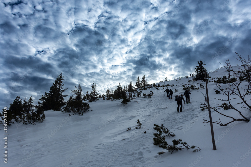 Fototapeta premium Karkonosze - turyści wspinający się na górę