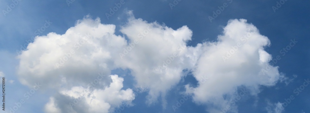 Obraz premium Beautiful cloudscape in blue sky, panoramic view 