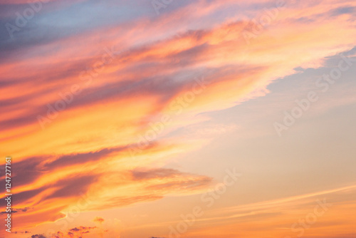 Obraz na płótnie changing weather forecast. global warming. red clouds on the bue evening sky. dramatic sunset background. bloody sundown. powerful wind w salonie