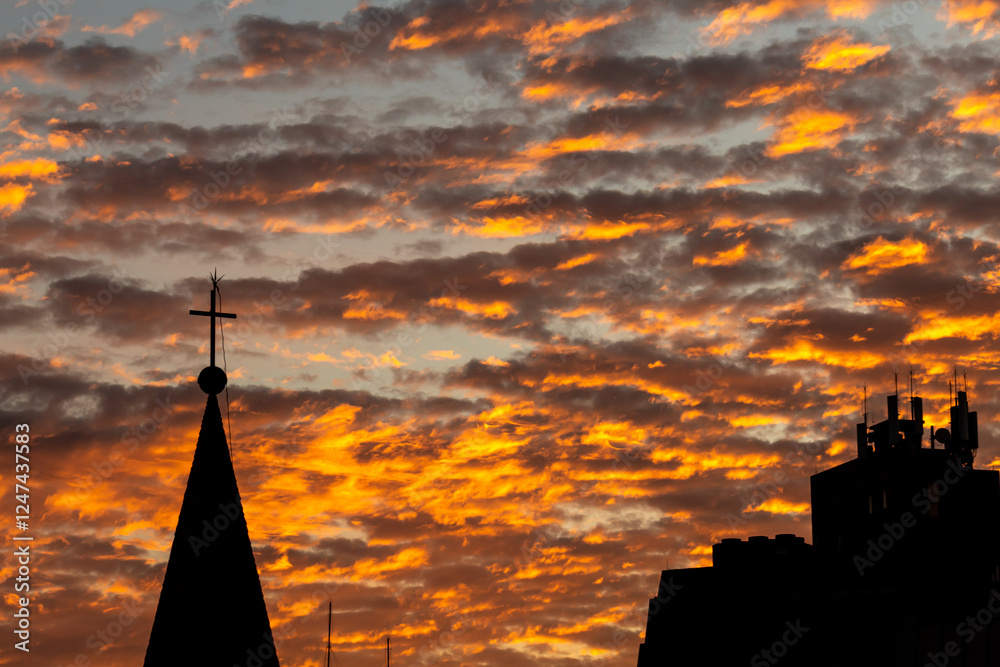 Obraz premium silhueta de igreja no pôr do sol e nuvens laranjas