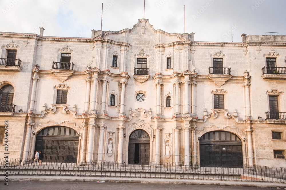 Obraz premium facade of a building in havana cuba