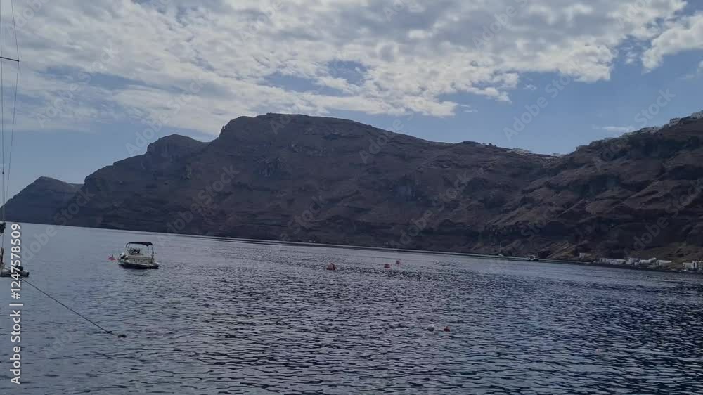 Santorini: A Stunning Blend of Volcanic Caldera and Beautiful Beaches 🌋🏝️🌊 Santorini: A Stunning Blend of Volcanic Caldera and Beautiful Beaches 🌋🏝️🌊