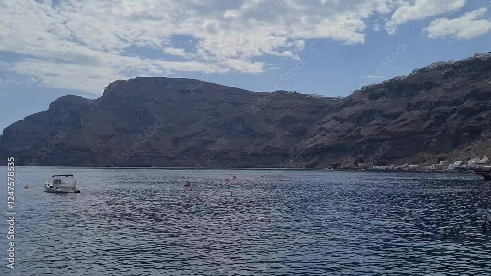 Santorini: A Stunning Blend of Volcanic Caldera and Beautiful Beaches 🌋🏝️🌊 Santorini: A Stunning Blend of Volcanic Caldera and Beautiful Beaches 🌋🏝️🌊