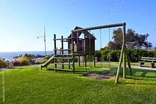 Wallpaper Mural JUEGOS INFANTILES PARQUE EN LA COSTA CASITA DE MADERA PASTO VERDE Torontodigital.ca