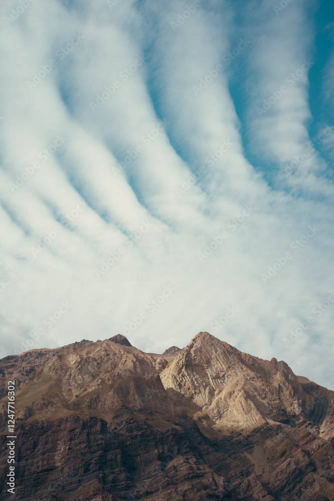 Fototapeta premium Montaña y nubes 