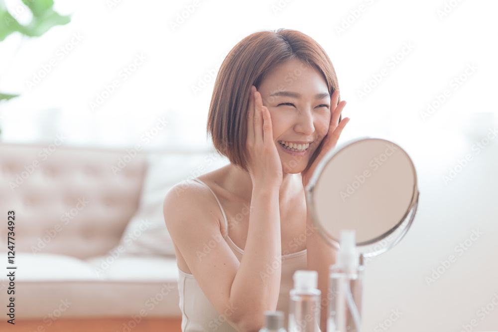 スキンケアする女性 スキンケアする女性