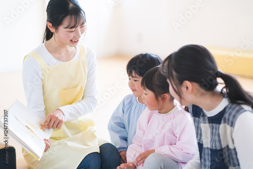 読み聞かせをする保育士