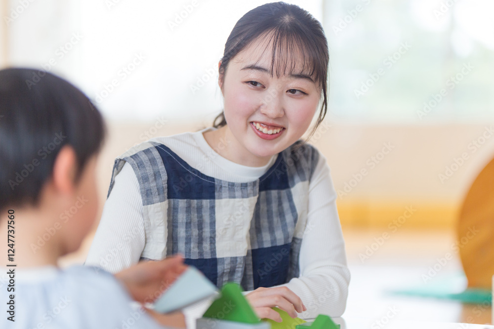 積み木で遊ぶ子供と保育士 積み木で遊ぶ子供と保育士