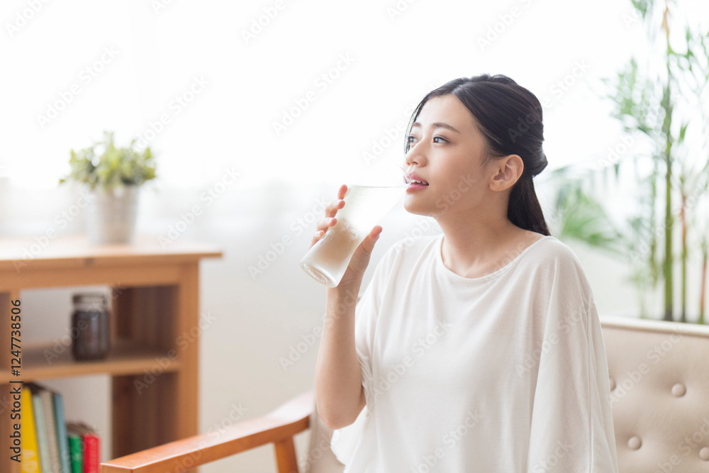 家飲みする女性