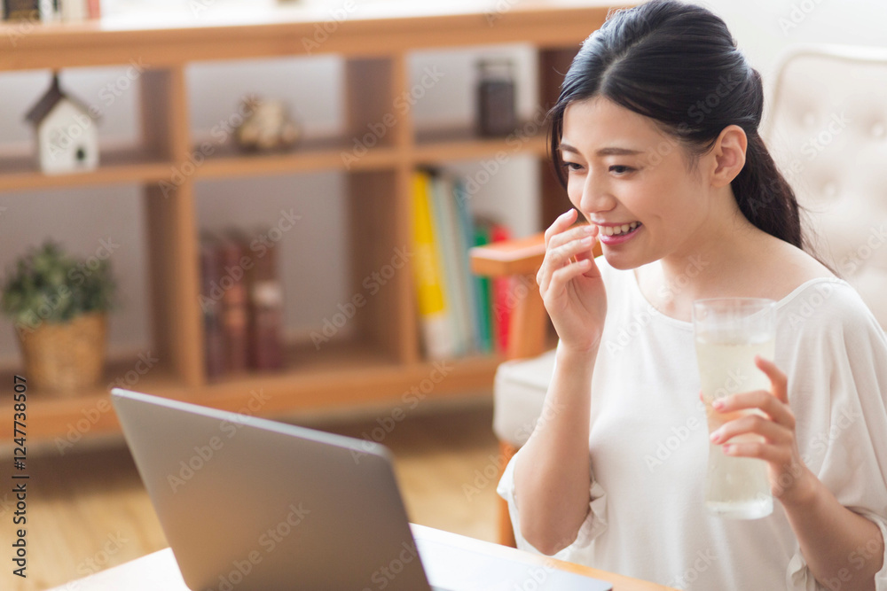 オンライン飲み会をする女性 オンライン飲み会をする女性